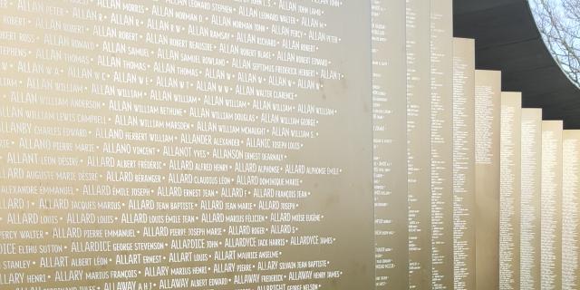Noms de soldats gravés sur des panneaux constituant l'anneau